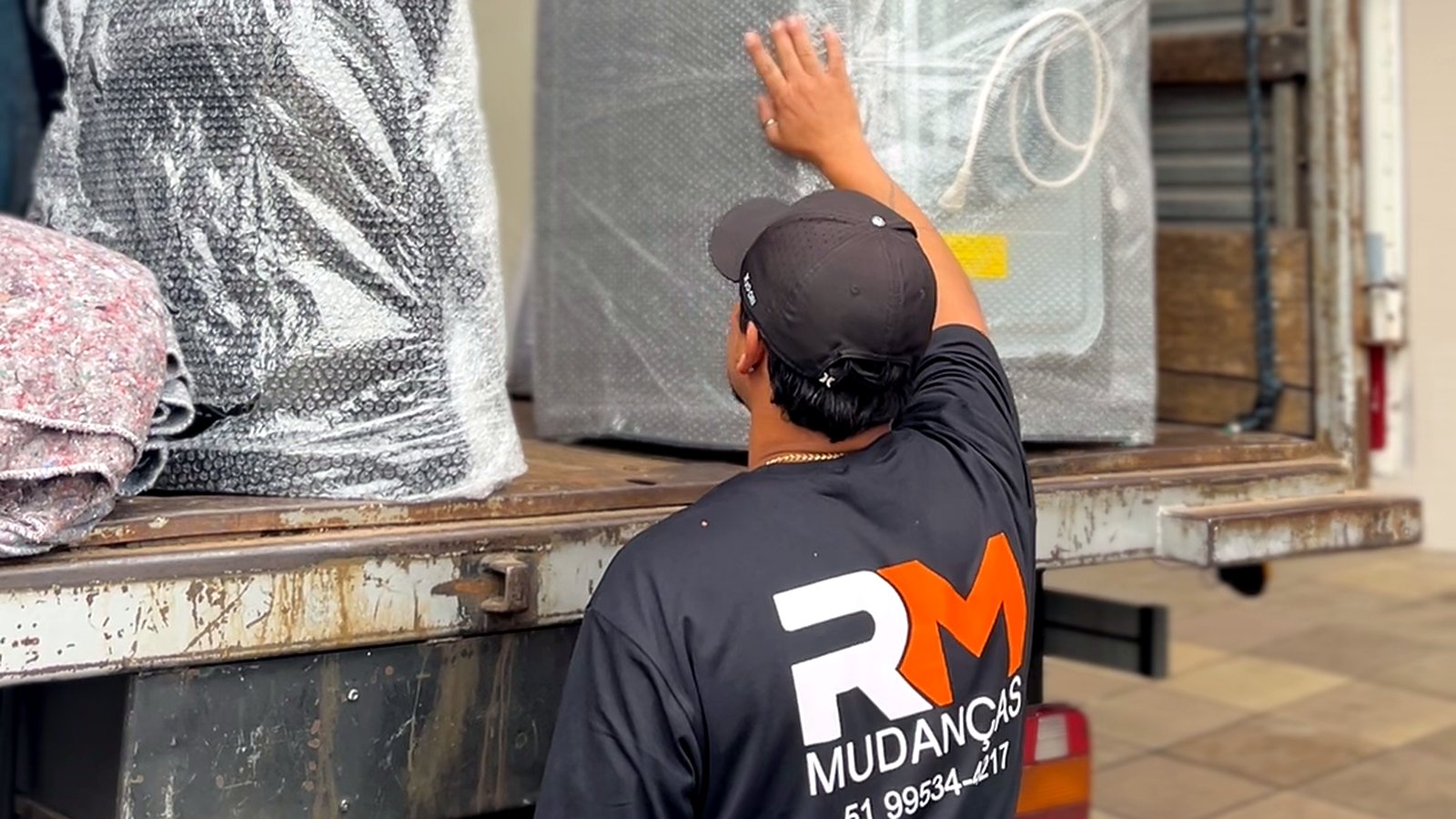 Móveis protegidos e organizados no baú